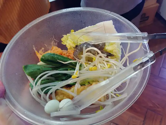 새우, 숙주, 배추 등 다양한 재료가 담긴 마라탕 볼