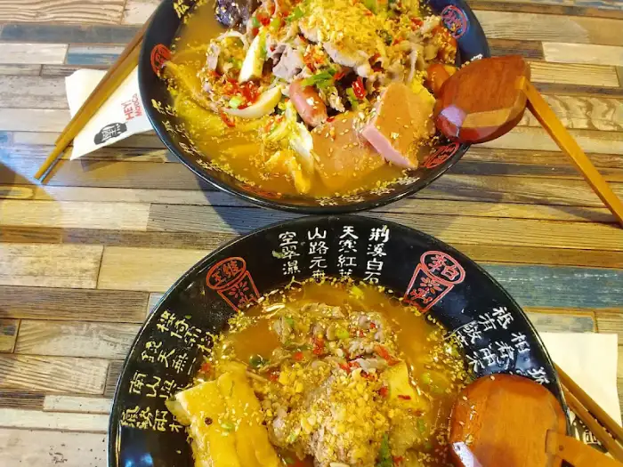 푸짐하게 담긴 두 그릇의 헤이마오차이 마라탕