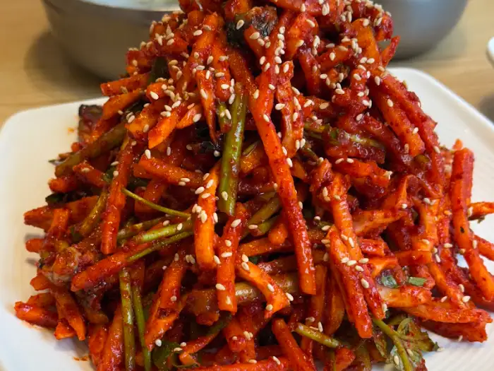 푸짐하게 담긴 무침회