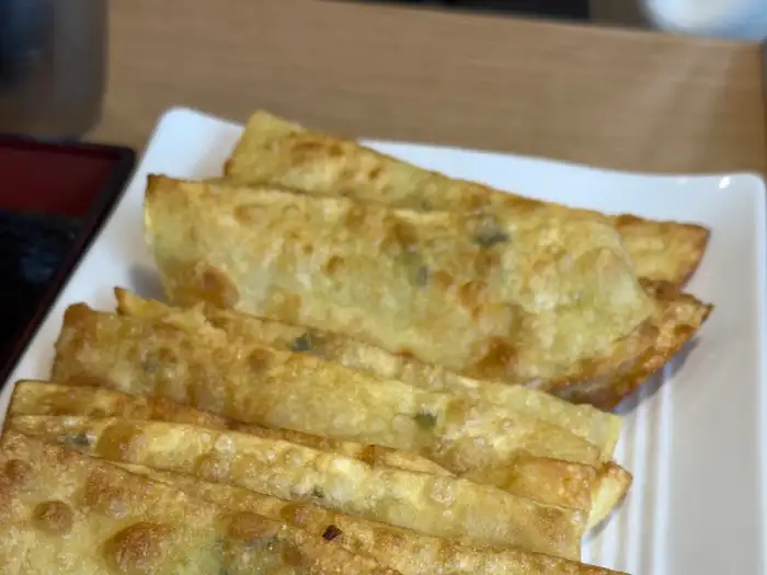 바삭하게 부쳐진 납작만두