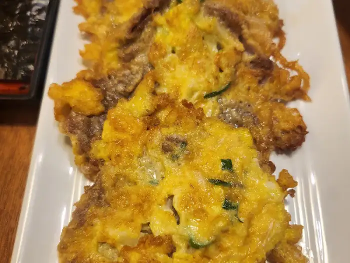 노릇하게 구워진 육전 단면