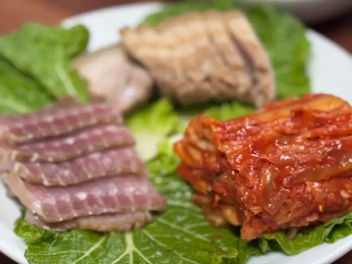 홍아네 정찬 메뉴 중 하나인 수육과 쌈채소