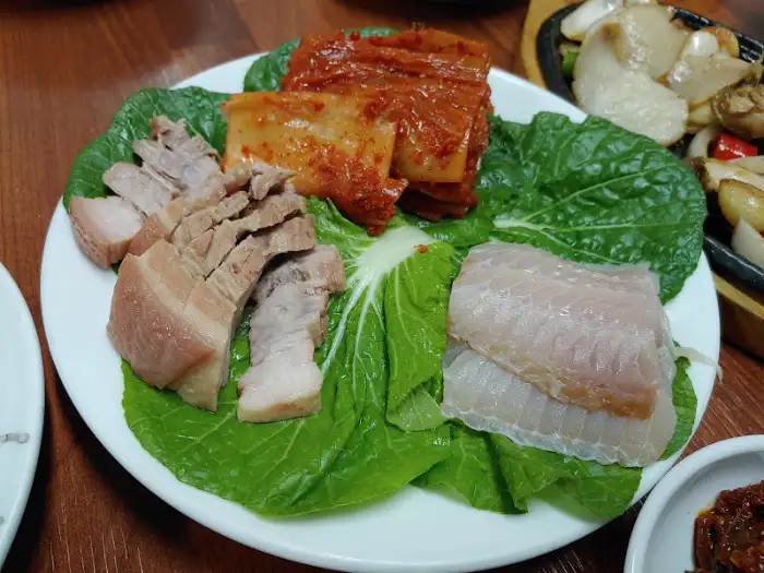 홍아네 제공 돼지고기와 생선회, 김치가 함께 나오는 정찬