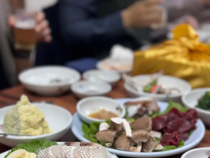 홍아네 테이블에 차려진 다양한 정찬 메뉴