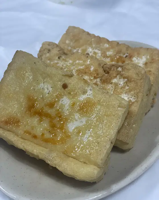 따뜻하게 구워져 나온 노릇한 색감의 재래식 손두부 구이