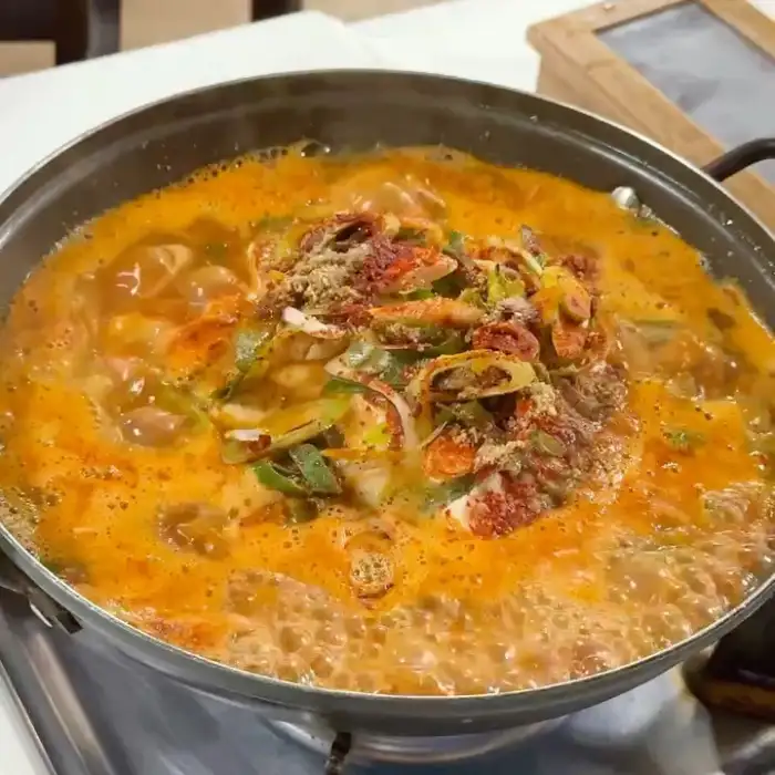 버섯과 채소가 어우러진 홍천재래식손두부의 따뜻한 두부전골