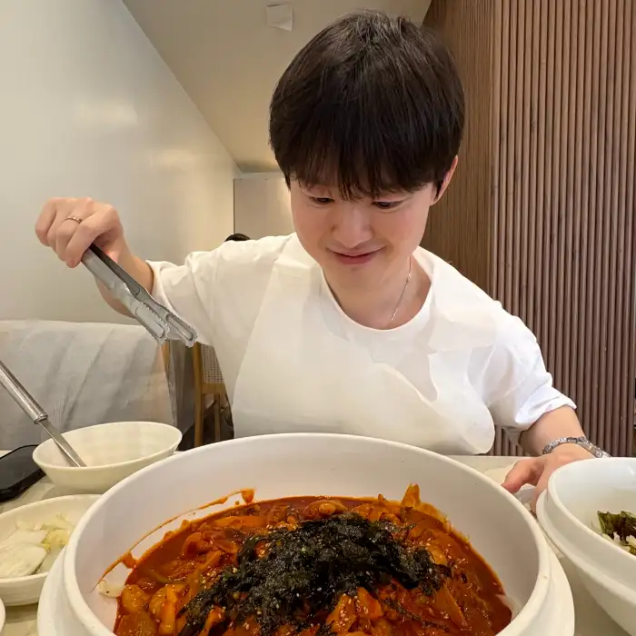 정성스럽게 음식을 덜어내는 손길과 따뜻한 미소