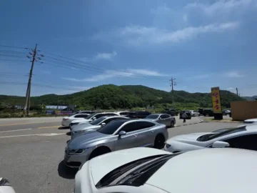 홍천 금수강산막국수 외부 주차장 전경