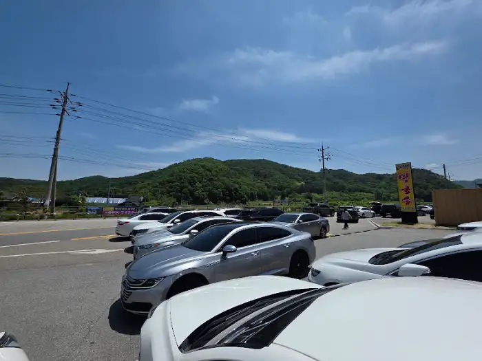 홍천 금수강산막국수 외부 주차장 전경