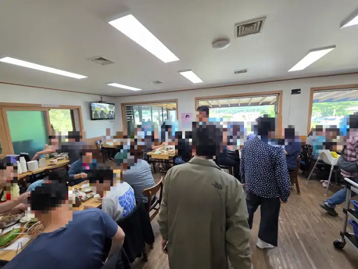 홍천 금수강산막국수 내부 홀 전경