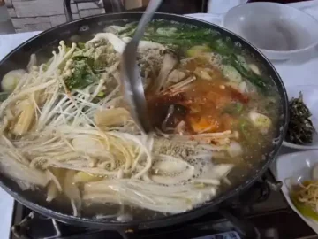 홍천재래식손두부의 자작한 국물과 풍성한 건더기가 돋보이는 짜박두부 요리