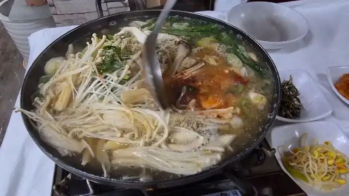 홍천재래식손두부의 자작한 국물과 풍성한 건더기가 돋보이는 짜박두부 요리