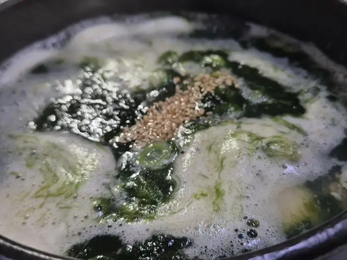 뜨끈한 국물 위에 해산물과 채소가 얹어진 탕 메뉴
