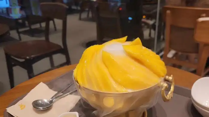 황금빛 생망고가 가득 올라간 눈꽃빙수