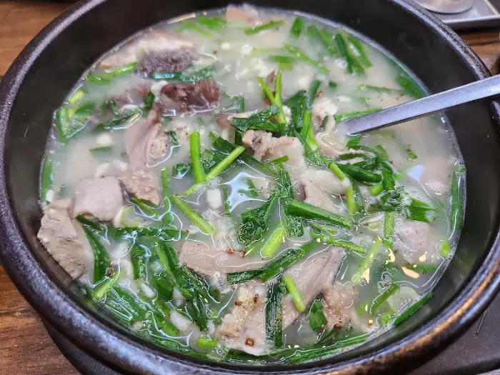 화천 식당의 넉넉한 양의 순대와 머릿고기 서비스, 푸짐한 양으로 만족감을 더하는 모습