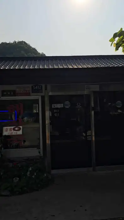 매화촌해장국 간판이 보이는 건물 입구