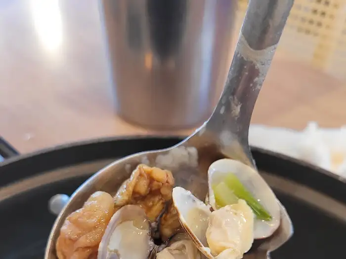 해물칼국수 국자에 담긴 신선한 해산물