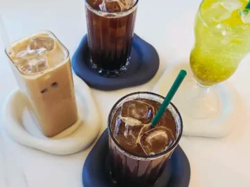 다양한 커피와 음료가 준비된 카페오예 파주운정점 테이블