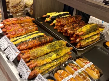 에키노마에 진열된 다채로운 야끼소바빵과 샌드위치