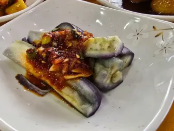 양념이 듬뿍 올라간 가지 요리