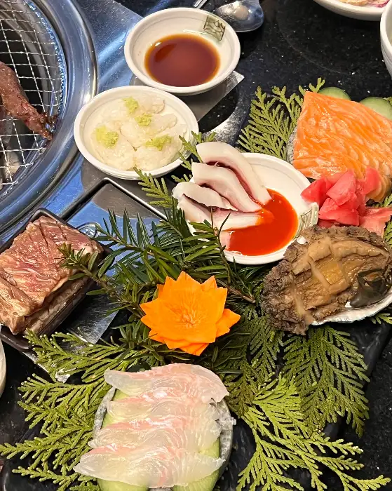 화우정의 신선하고 다채로운 해산물 및 육회 요리 구성