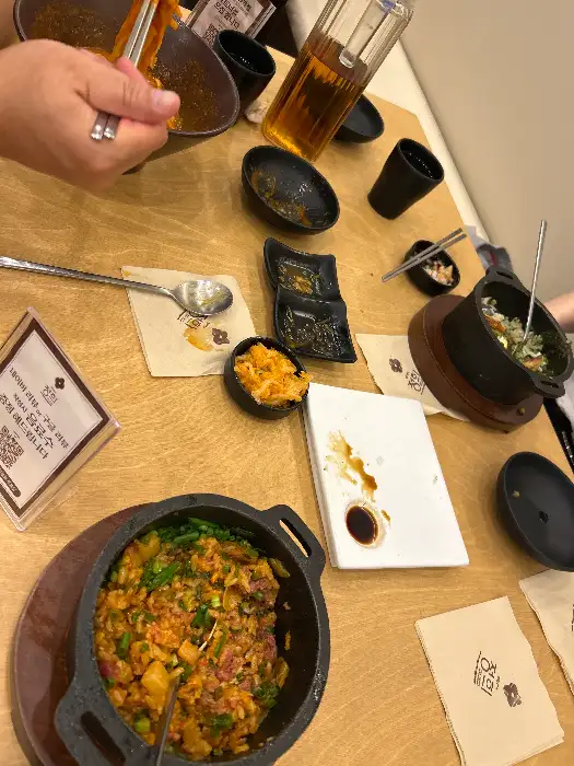 정희 IFC몰점 테이블 위에 차려진 다양한 한식 메뉴와 곁들임