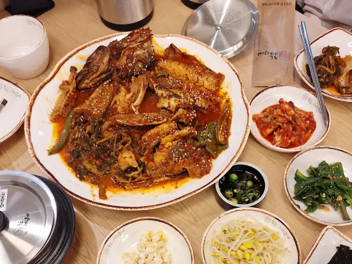 속초그바람에 명태조림과 솥밥, 밑반찬이 푸짐하게 차려진 상차림