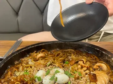 뜨거운 돌판 위 푸짐한 돌짜장, 갓 튀겨낸 돈탕치탕