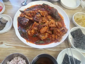 오자매생선촌 대표 메뉴, 푸짐하게 담긴 생선조림