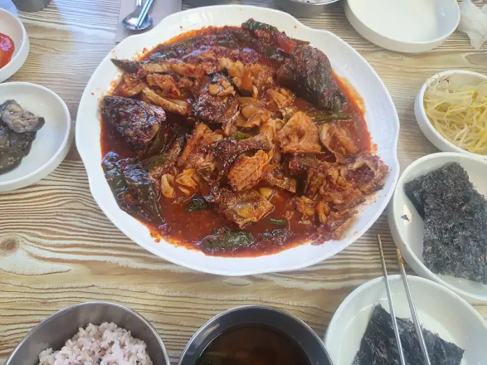 오자매생선촌 대표 메뉴, 푸짐하게 담긴 생선조림