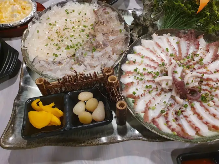 신선한 돌문어 숙회와 곁들임 반찬
