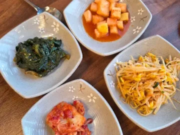 유창 순대삼계탕의 정갈한 밑반찬 구성