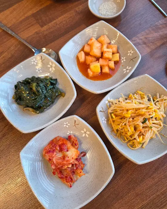 유창 순대삼계탕의 정갈한 밑반찬 구성