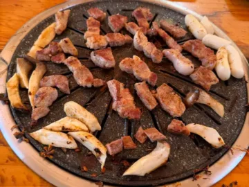 부엉이바베큐 불판 위 신선한 고기와 떡, 버섯 구이