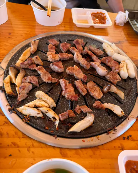 부엉이바베큐 불판 위 신선한 고기와 떡, 버섯 구이