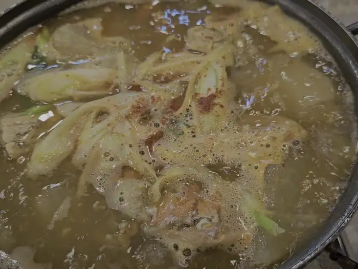 김이 모락모락 나는 대게 요리 냄비