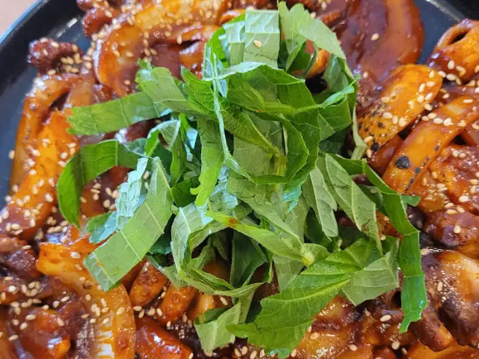 접시에 담긴 매콤한 직화쭈꾸미볶음