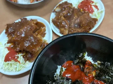 또와또와의 먹음직스러운 돈까스와 덮밥 메뉴 구성