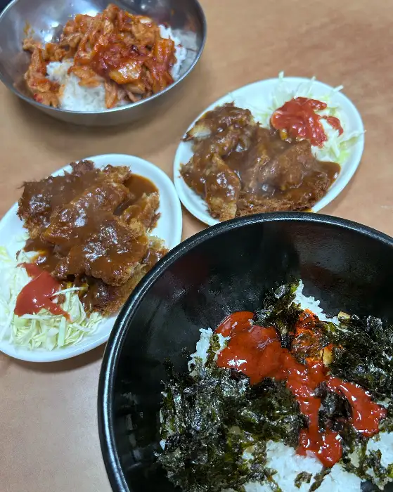 또와또와의 먹음직스러운 돈까스와 덮밥 메뉴 구성