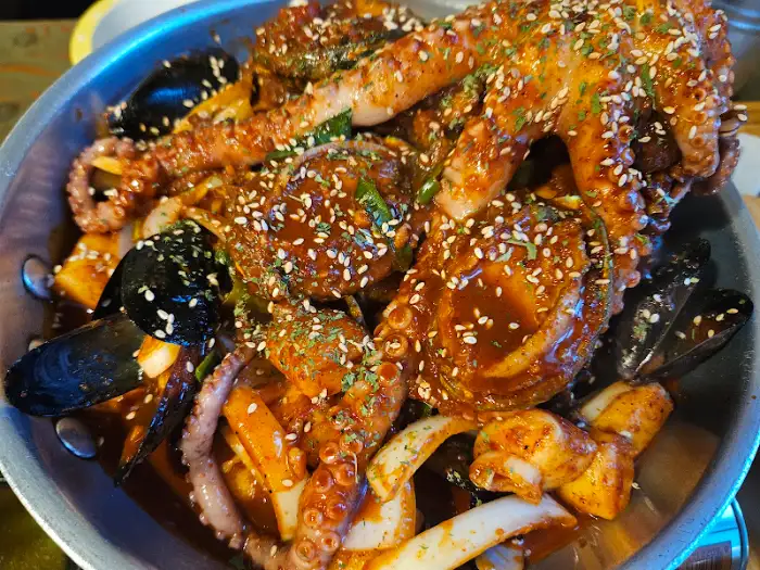 전복, 낙지, 홍합 등 해물이 푸짐하게 담긴 애월찜 대표 메뉴