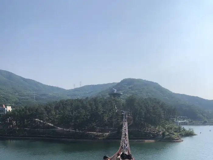 파주 레드브릿지에서 바라본 마장호수와 출렁다리 풍경