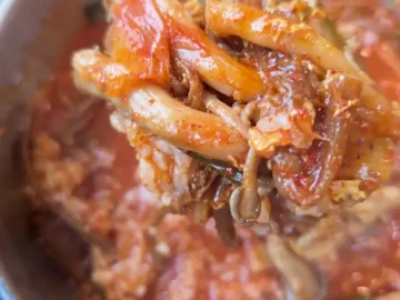 풍전식당 육개장 한 숟갈 클로즈업