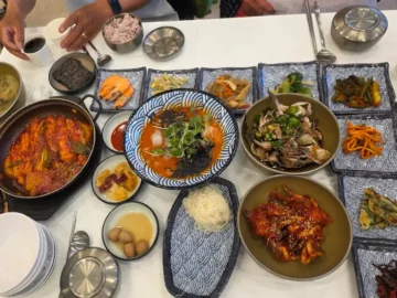 게장 정식 한상 차림, 다양한 반찬과 함께 제공되는 모습