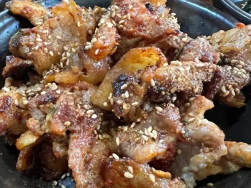 분당일품국수, 먹음직스럽게 조리된 돼지고기 요리