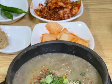 우진해장국에서 제공되는 고사리육개장 한 상차림