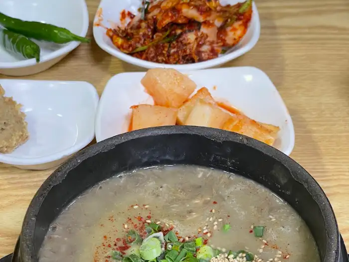 우진해장국에서 제공되는 고사리육개장 한 상차림
