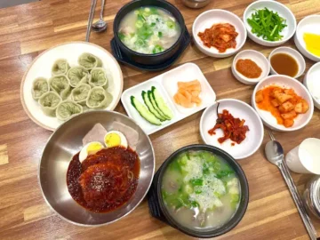 영동밀면&돼지국밥의 푸짐한 상차림, 밀면과 돼지국밥, 만두 구성