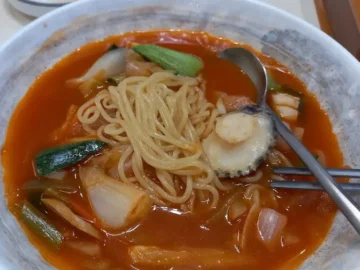 황가네 해물짬뽕의 푸짐한 해산물과 면발이 돋보이는 짬뽕