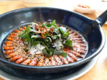 저곡식당 도리뱅뱅, 싱싱한 채소와 양념이 어우러진 모습