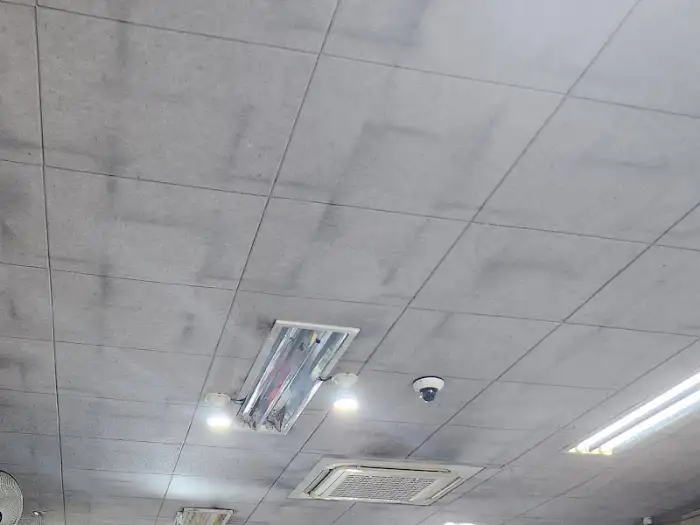 매장 내부 천장의 조명과 환풍 시설